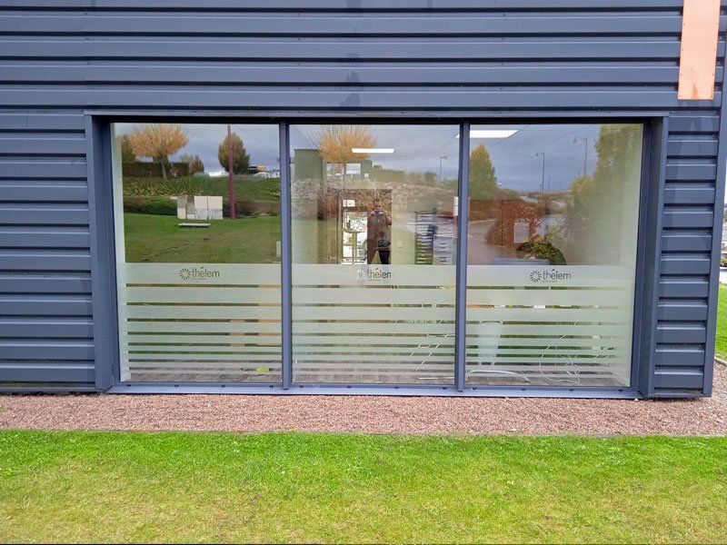 Baie vitrée comportant un film