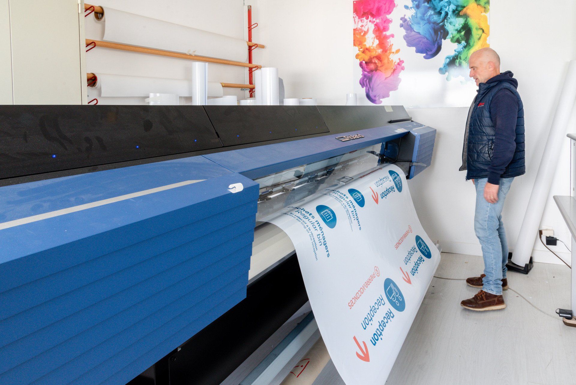 Découpe d'éléments imprimés sur du papier autocollant avec un témoin