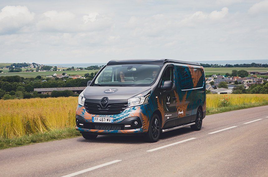 Véhicule utilitaire comportant un flocage