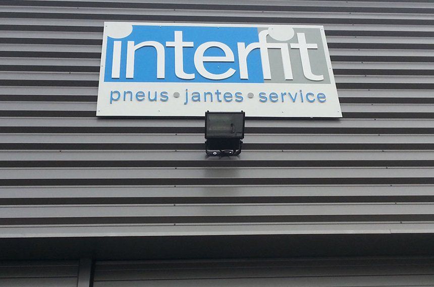 Enseigne Interfit : pneus - jantes - service
