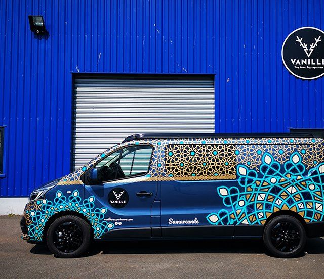 Véhicule recouvert d'un flocage