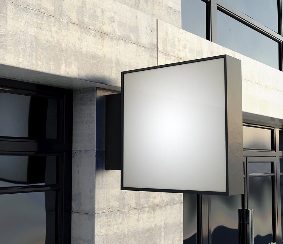 Enseigne drapeau dans une rue commercante