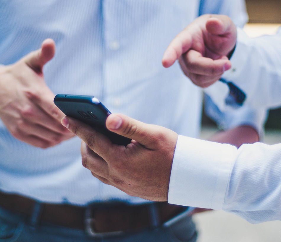 Commercial montre une présentation sur son téléphone portable