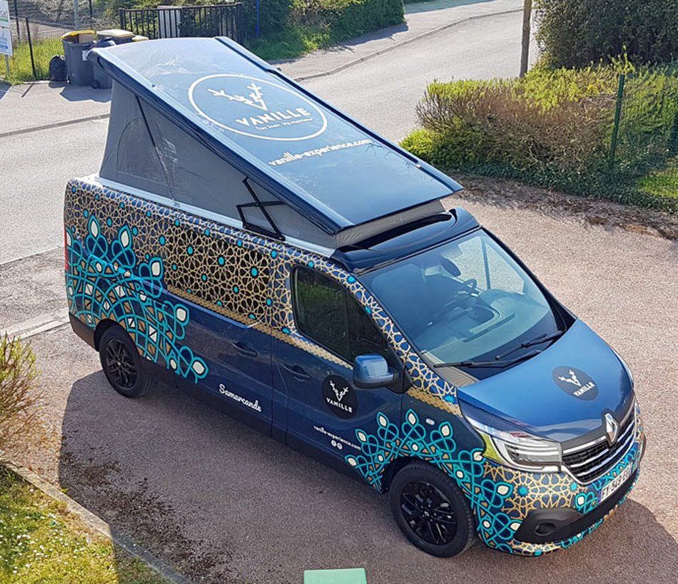 Véhicule de type camping-car floqué