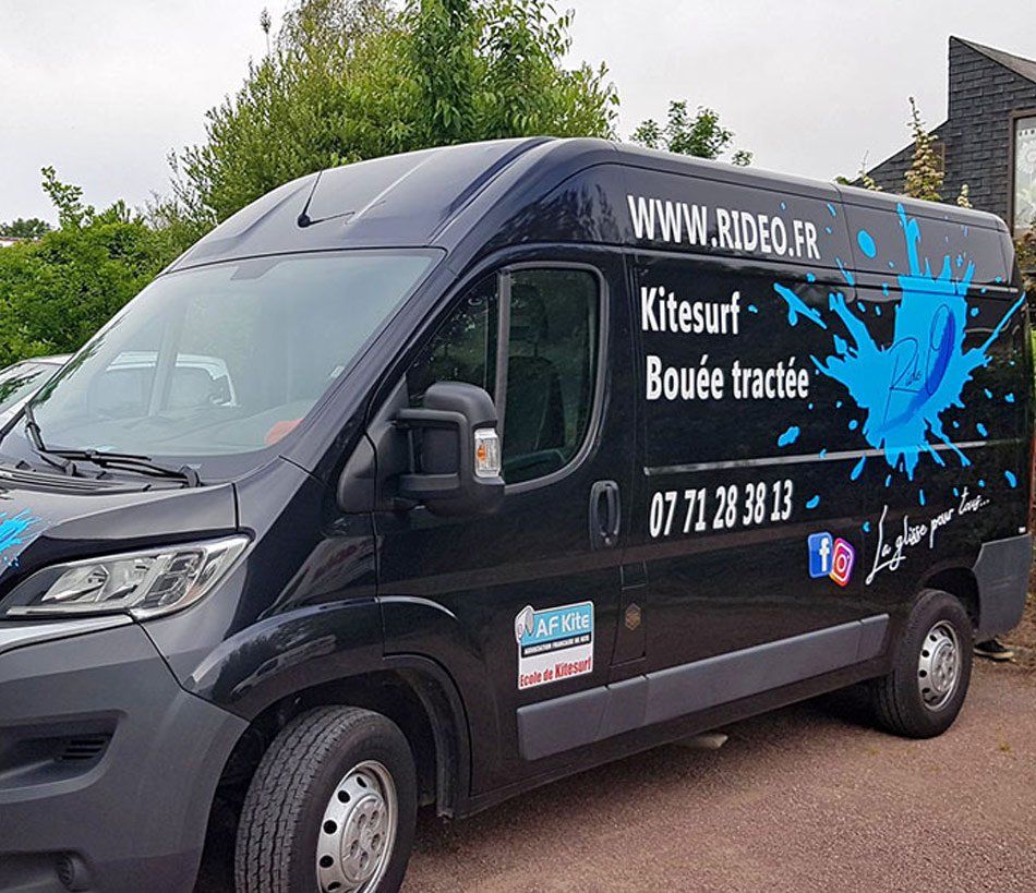 Lettrage simple sur un véhicule