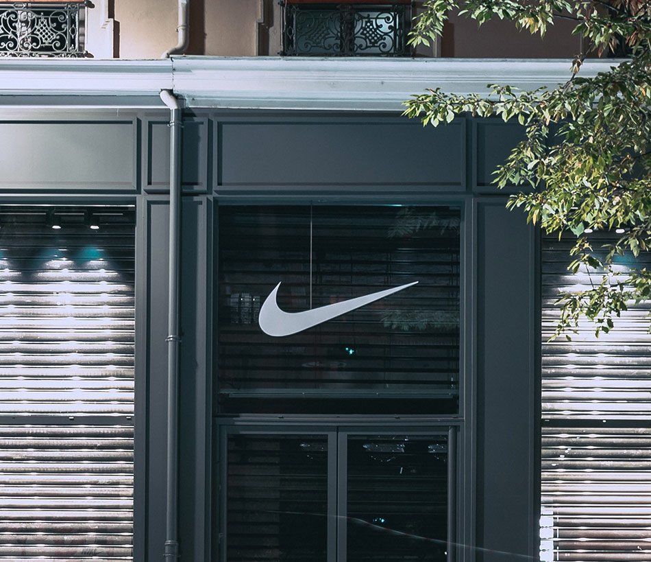 Logo Nike sur une vitre