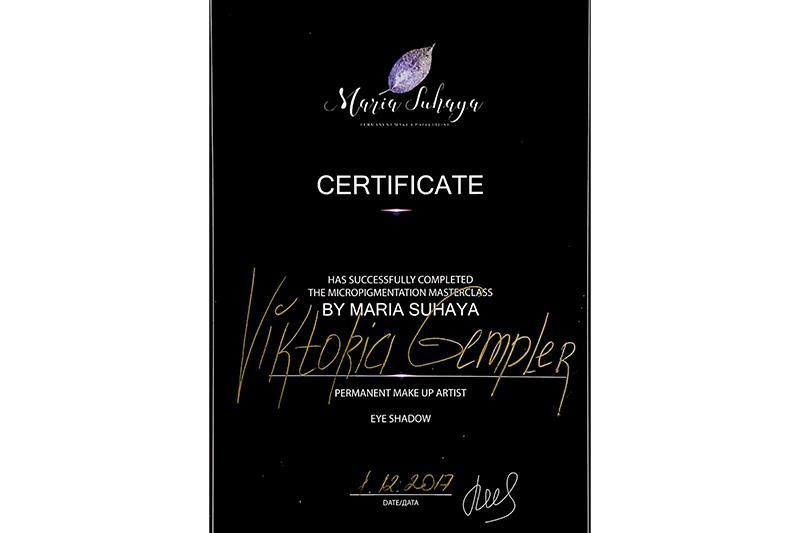 Ein schwarzes Zertifikat mit goldener Schrift auf weißem Hintergrund.