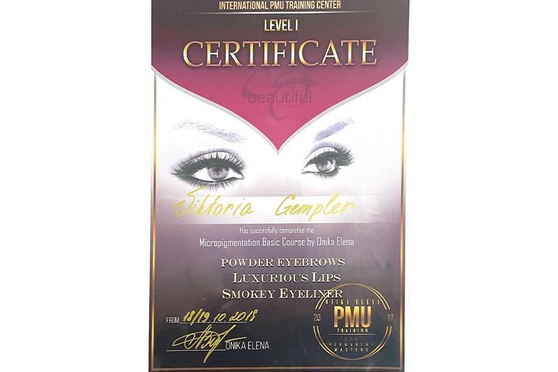 Eine Urkunde mit dem Bild der Augen einer Frau darauf.