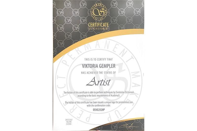 Ein Zertifikat für einen Permanent Make-up-Artist liegt auf weißem Hintergrund.