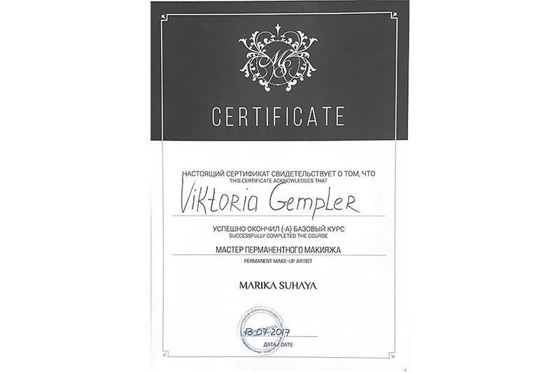 Eine schwarz-weiße Urkunde mit dem Namen Viktoria Gempler darauf.