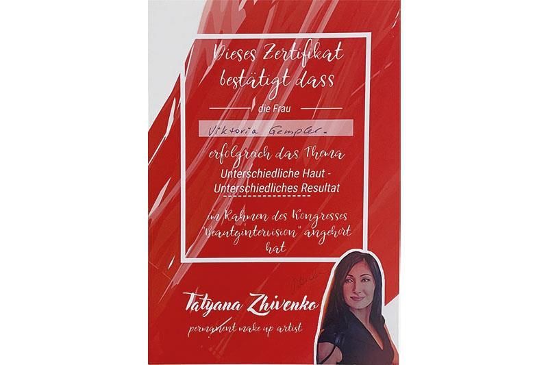 Ein rotes Zertifikat mit dem Bild einer Frau darauf