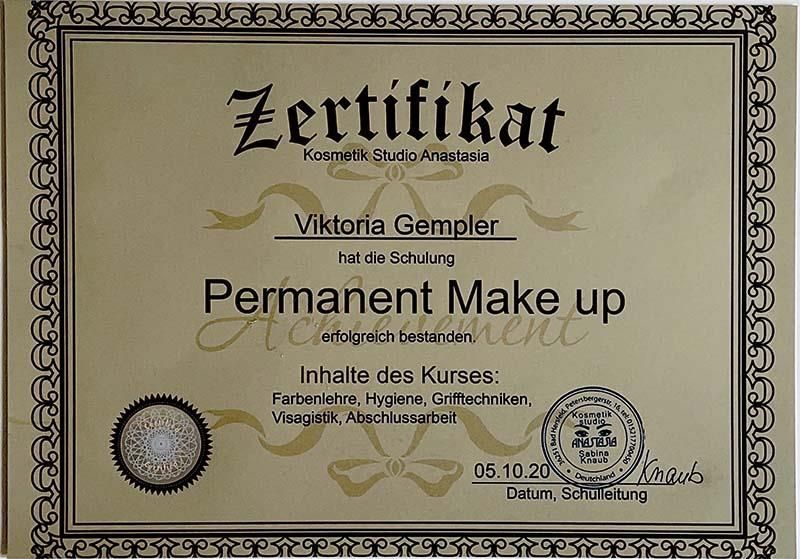 Ein Zertifikat auf dem Permanent Make-up steht