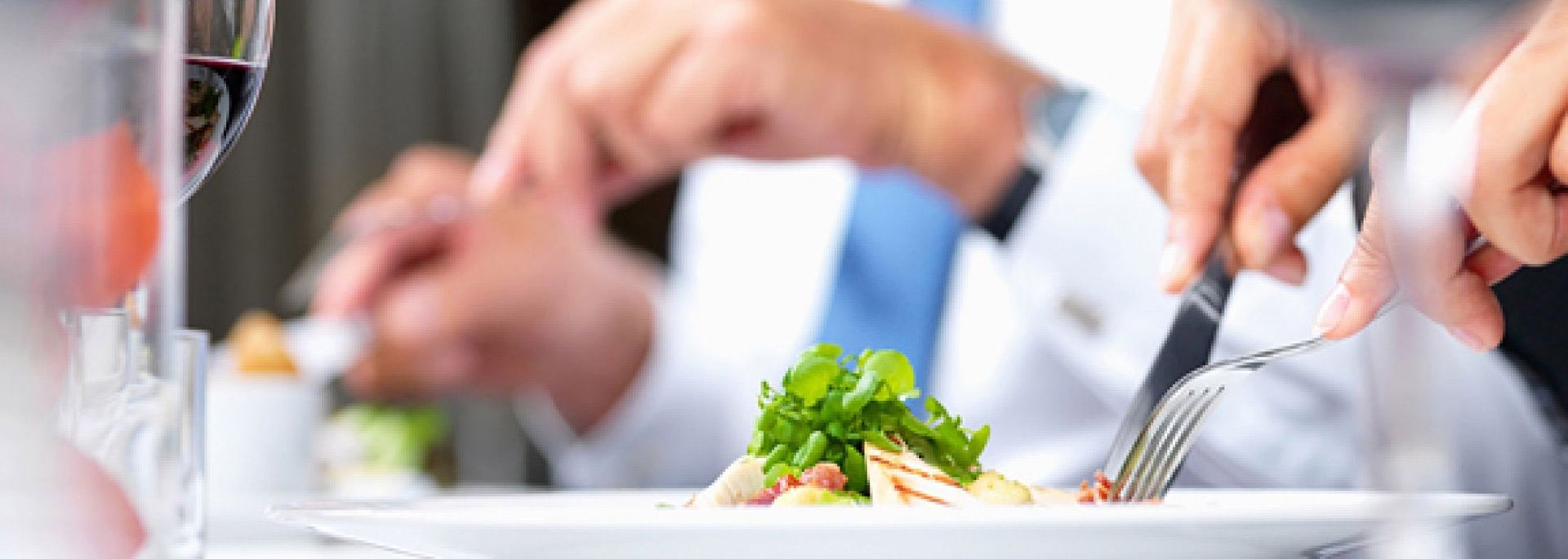 Un grupo de personas está sentada en una mesa comiendo comida.
