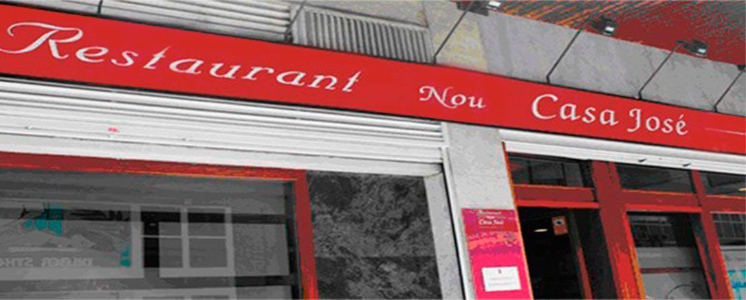 Un restaurante con un cartel rojo que dice restaurante nou casa jose