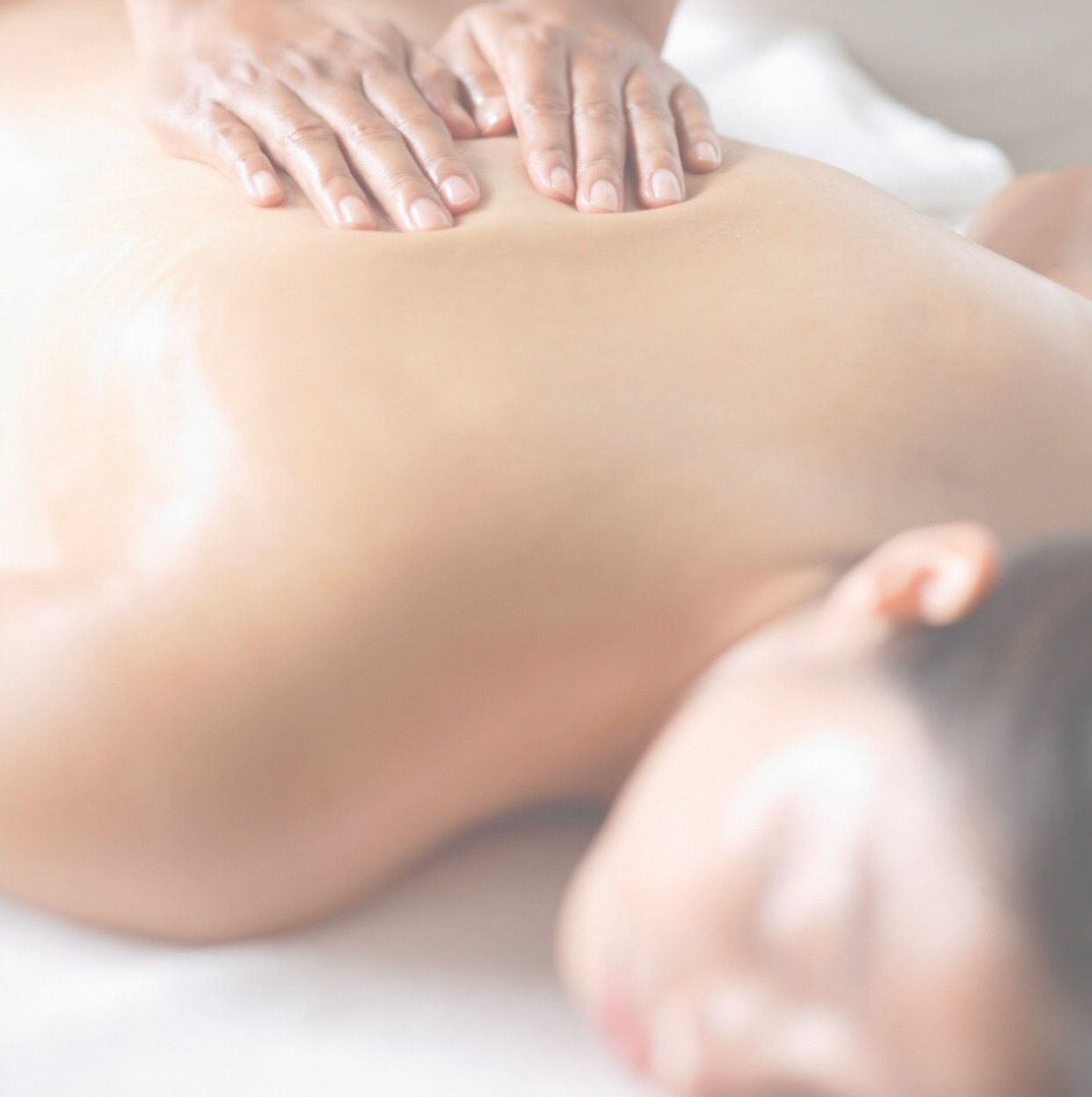 Une femme se fait masser le dos dans un spa.