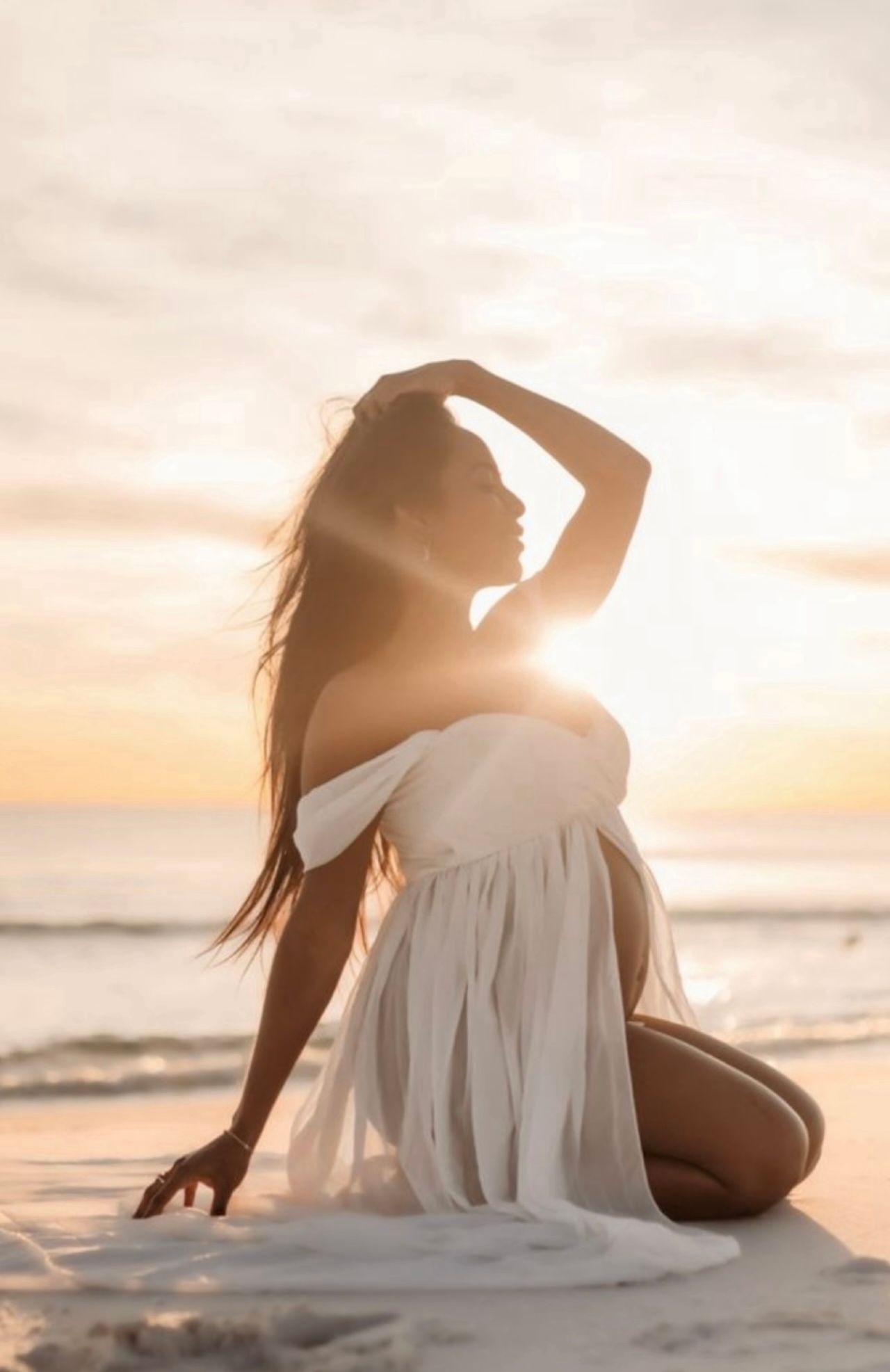 Ein Teller mit Croissants, aus einem davon wurde ein Biss herausgeschnitten, auf einem Holztisch.