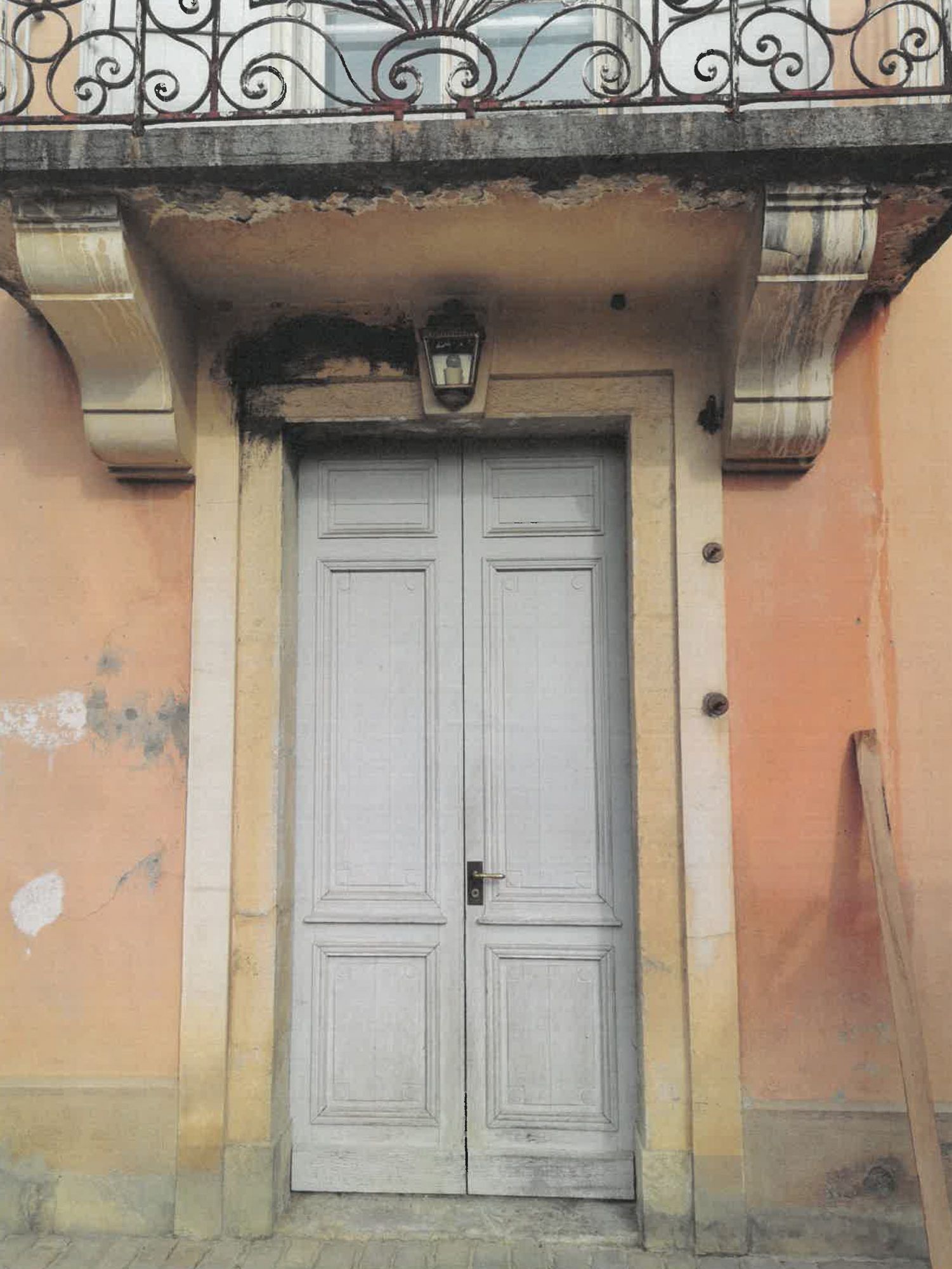 Avant : Porte d’entrée en chêne lasurée