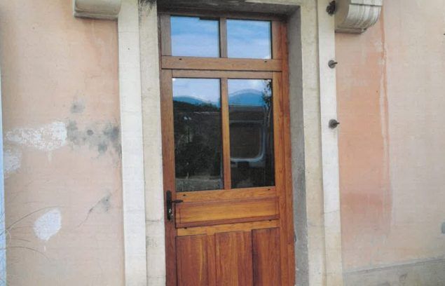 Après : Porte d’entrée en chêne lasurée