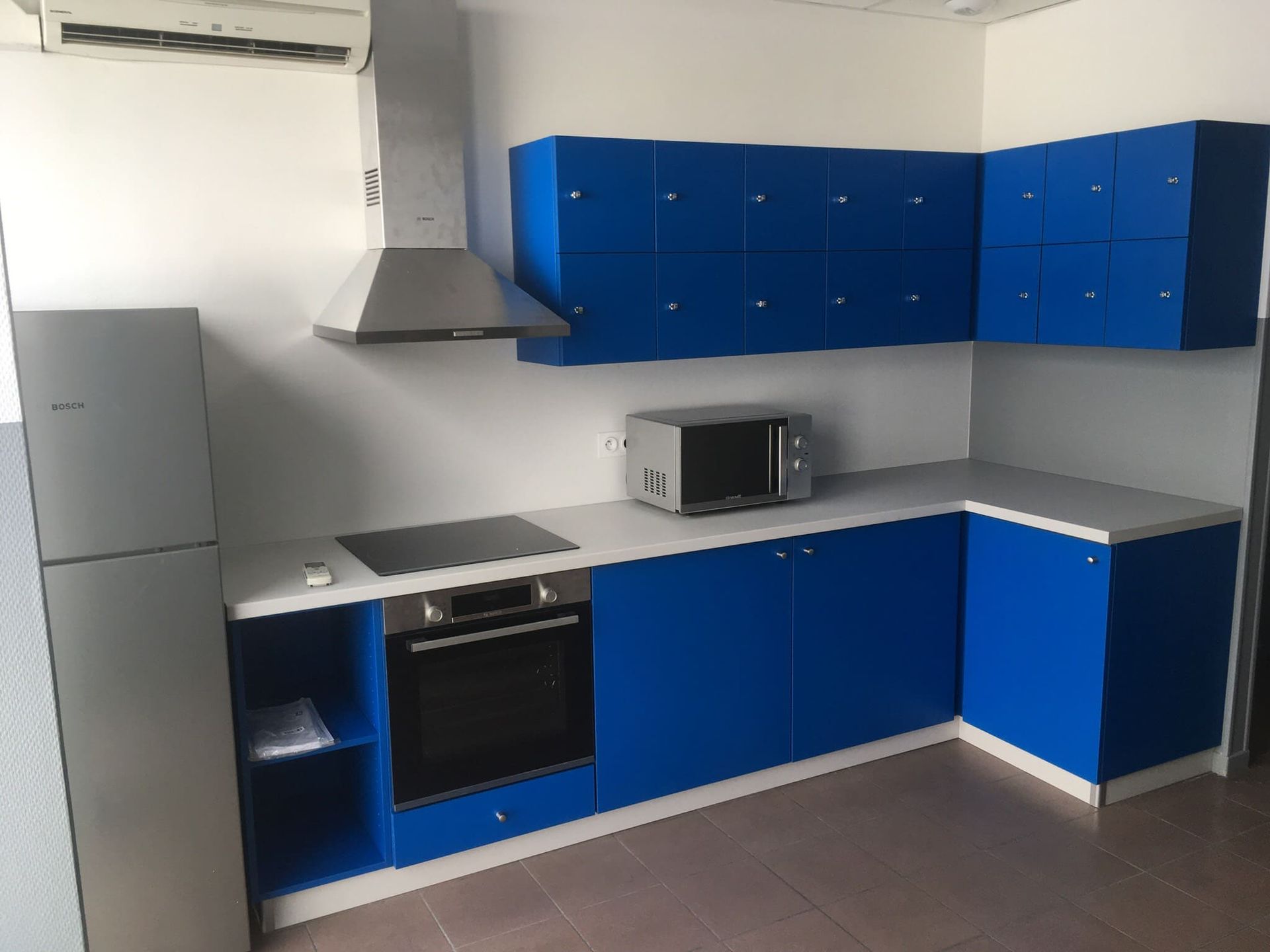 Cuisine avec des placard bleu