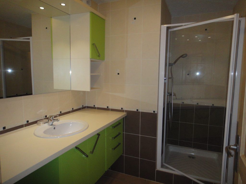 Salle de bain vert, gris, blanche