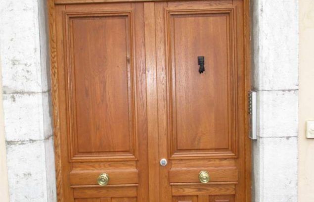 Porte d’entrée d'immeuble en chêne sur mesure