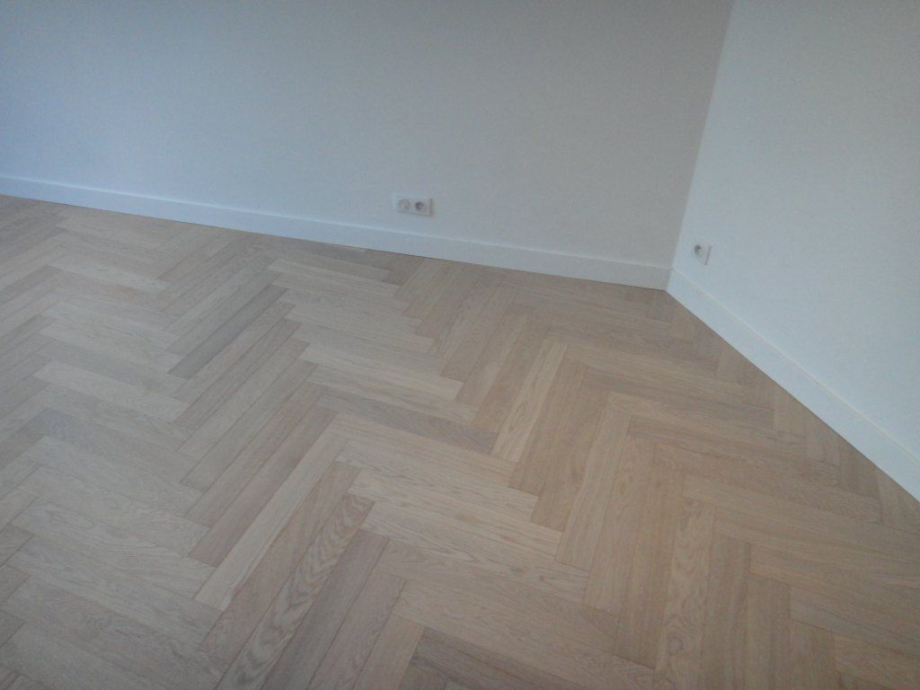 Plancher collé à bâton rompu