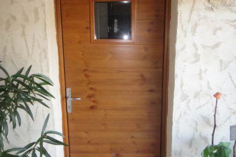 Porte d'entrée en pin