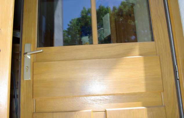 Détail porte d'entrée bois