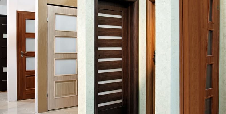 Plusieurs portes intérieures aux finitions et aux designs variés.