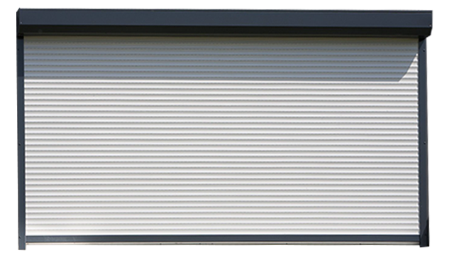Porte roulante grise, en grande partie fermée.