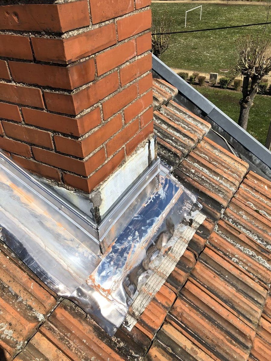 Entourage de cheminée en zinc