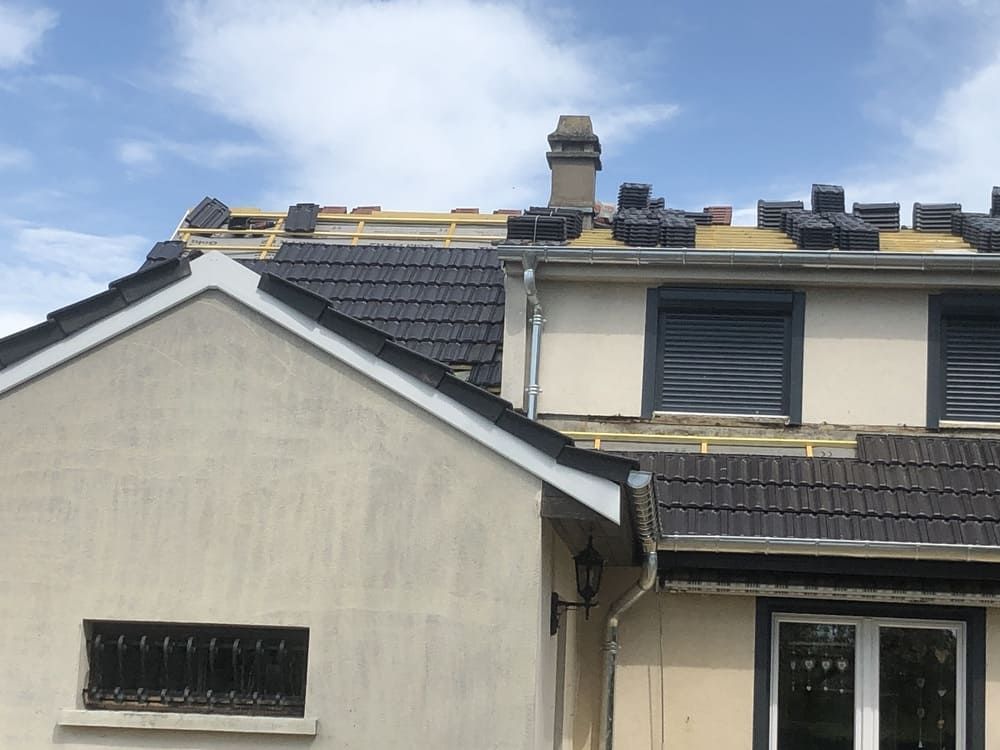 Travaux de toiture complète sur une maison avec plusieurs niveaux
