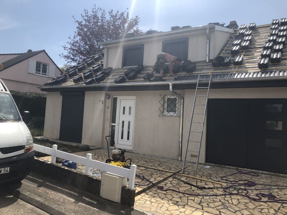 Pose des tuiles en cours sur une maison neuve