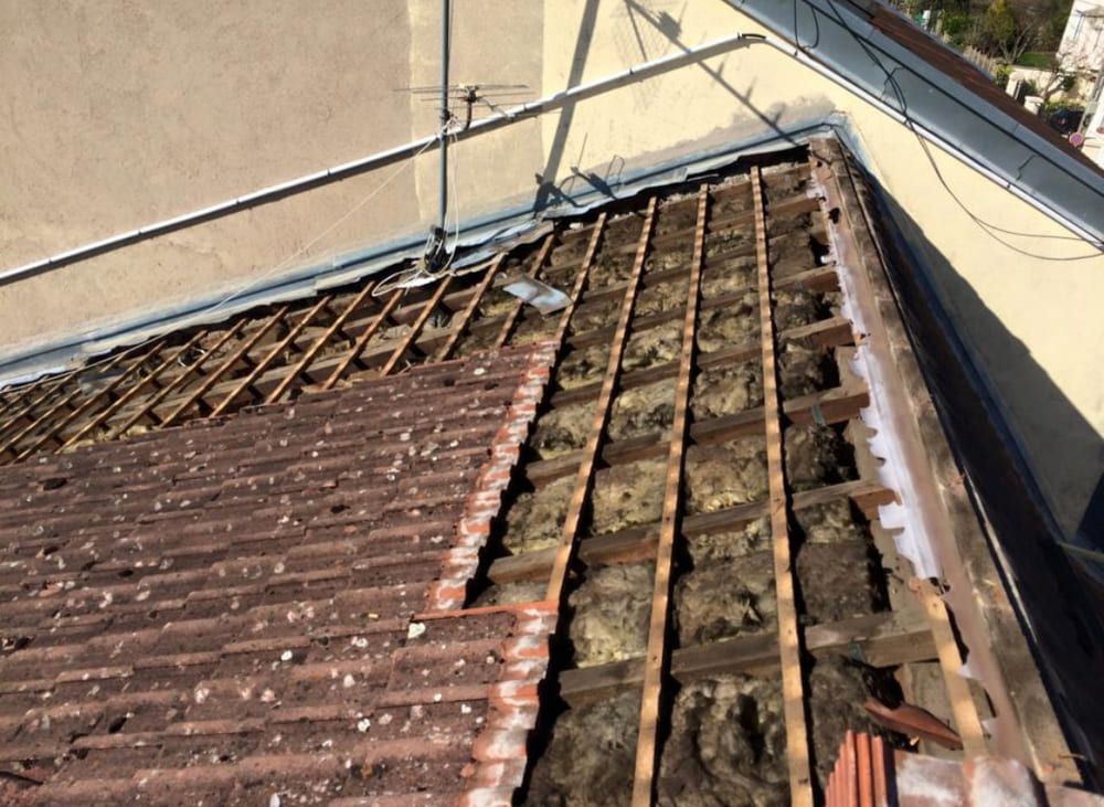 Toiture avec des tuiles retirée pour une rénovation