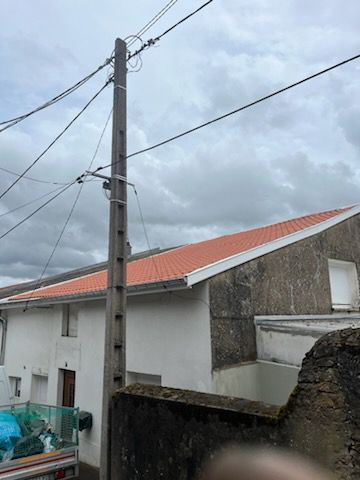 Maison avec un poteau électrique à côté