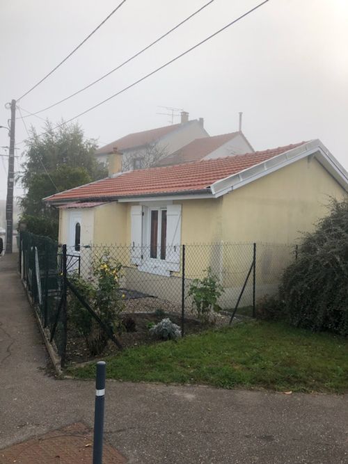 Maison avec une façade jaune avec un toit en bon état