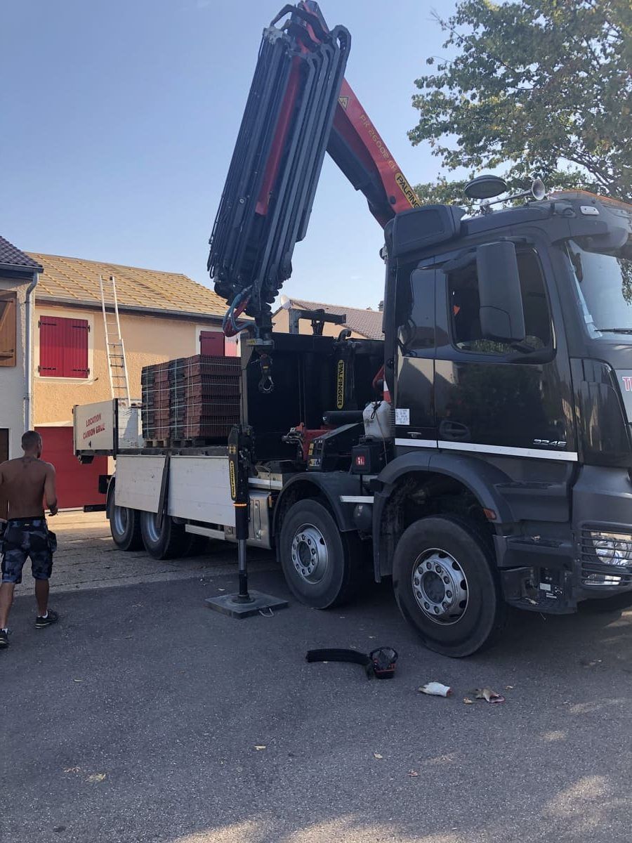Transport et déchargement de tuile en camion-grue