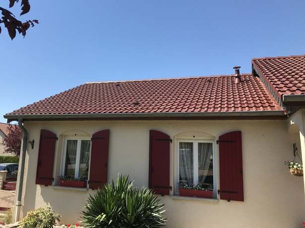 Toit de maison neuve en tuiles