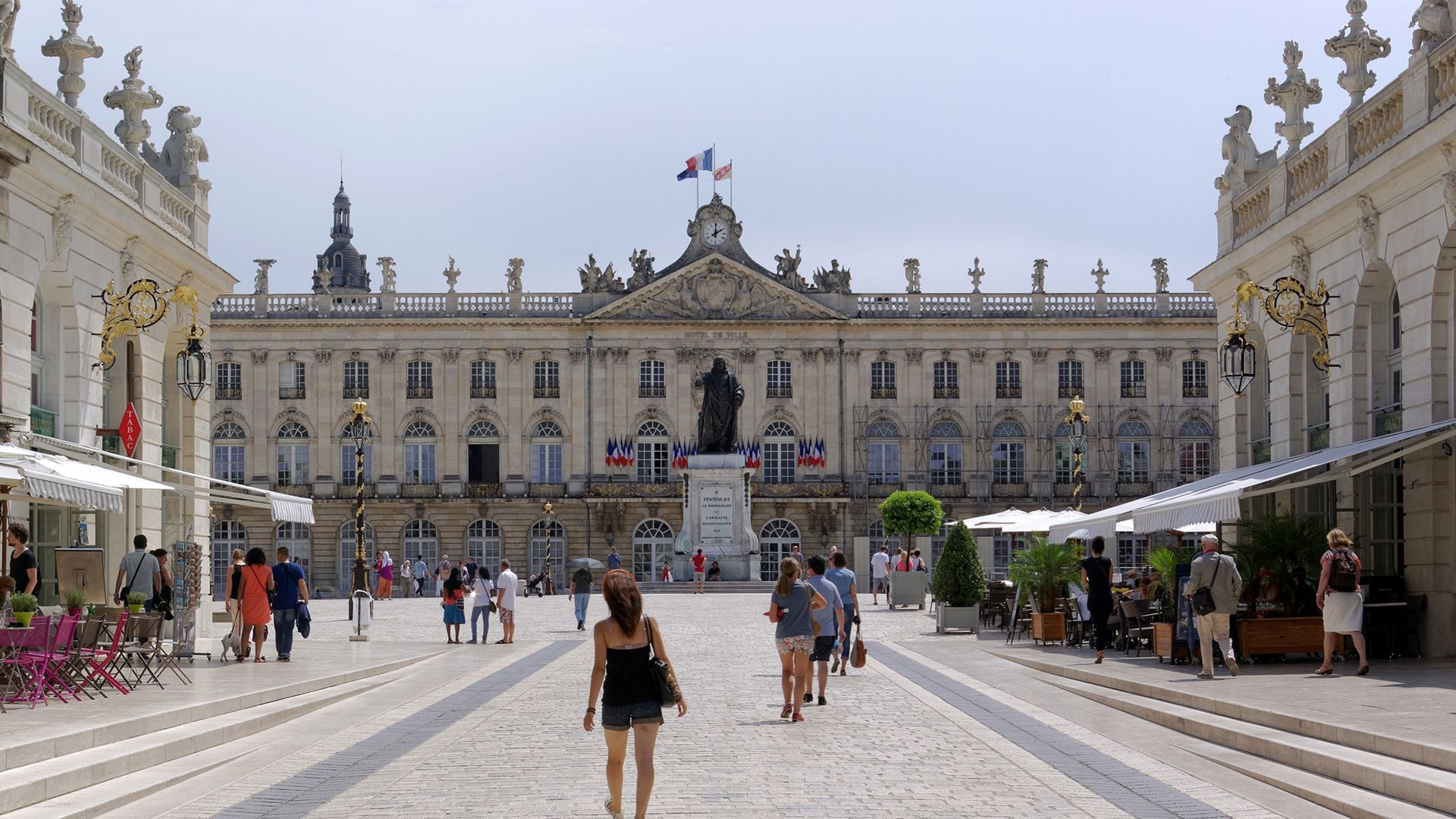 Place avec de la circulation à Nancy