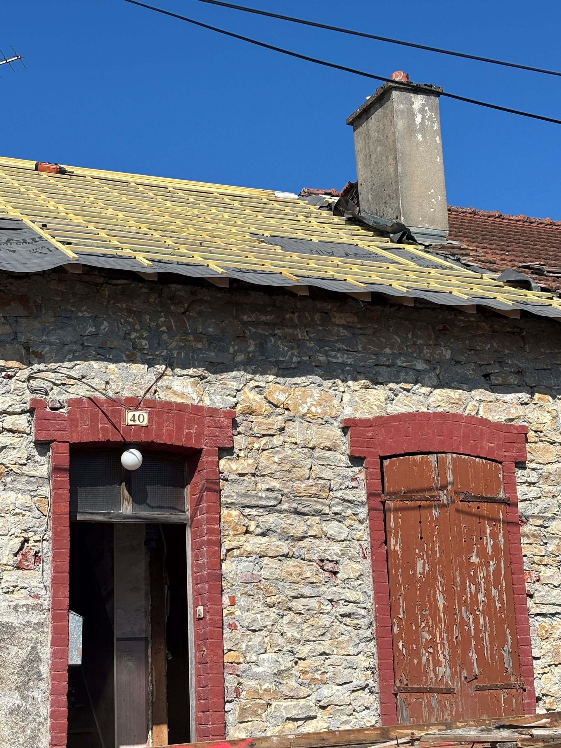 Devanture d'ancienne maison avec volets en bois
