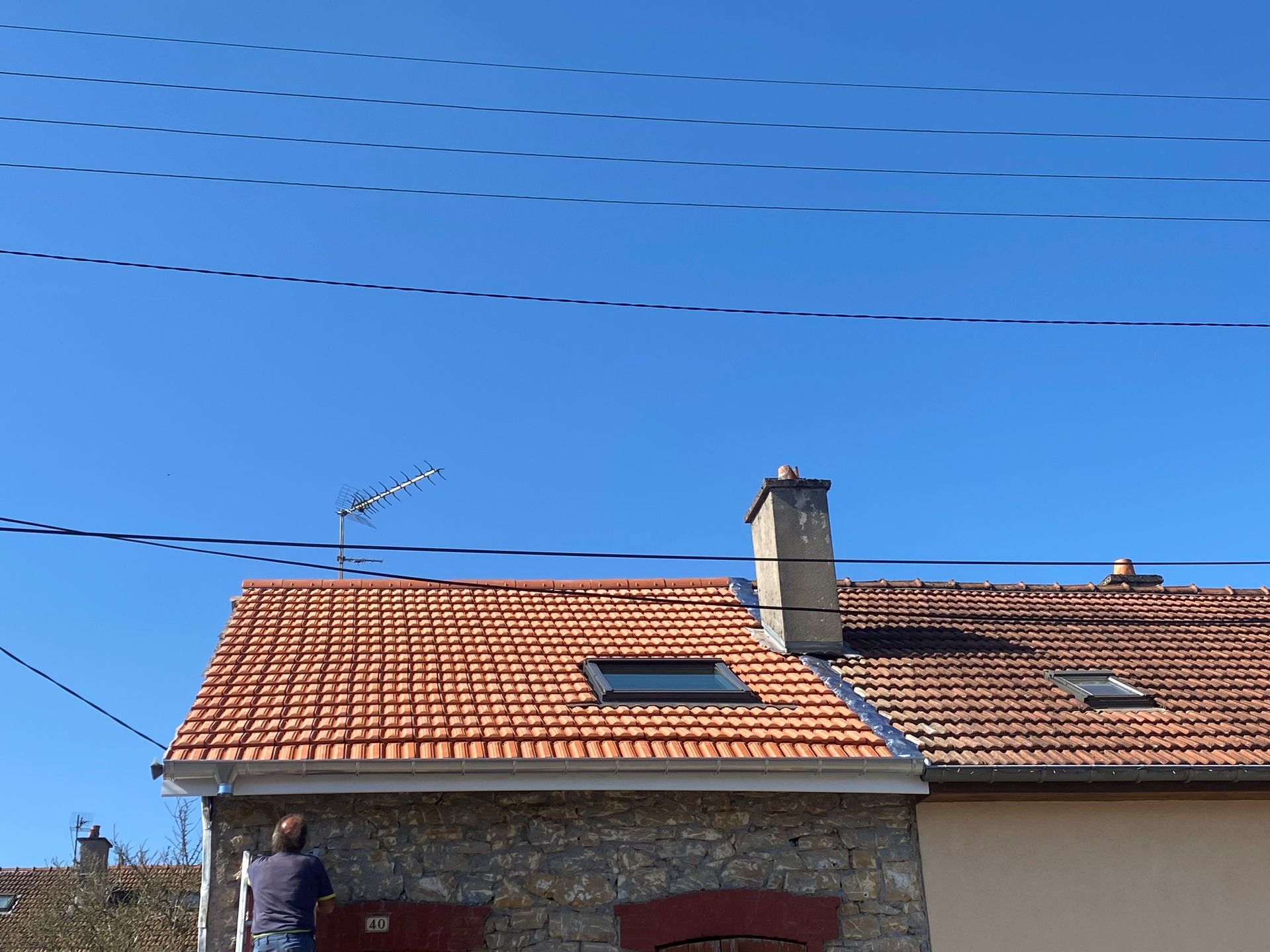 Toiture rénovée et ciel bleu