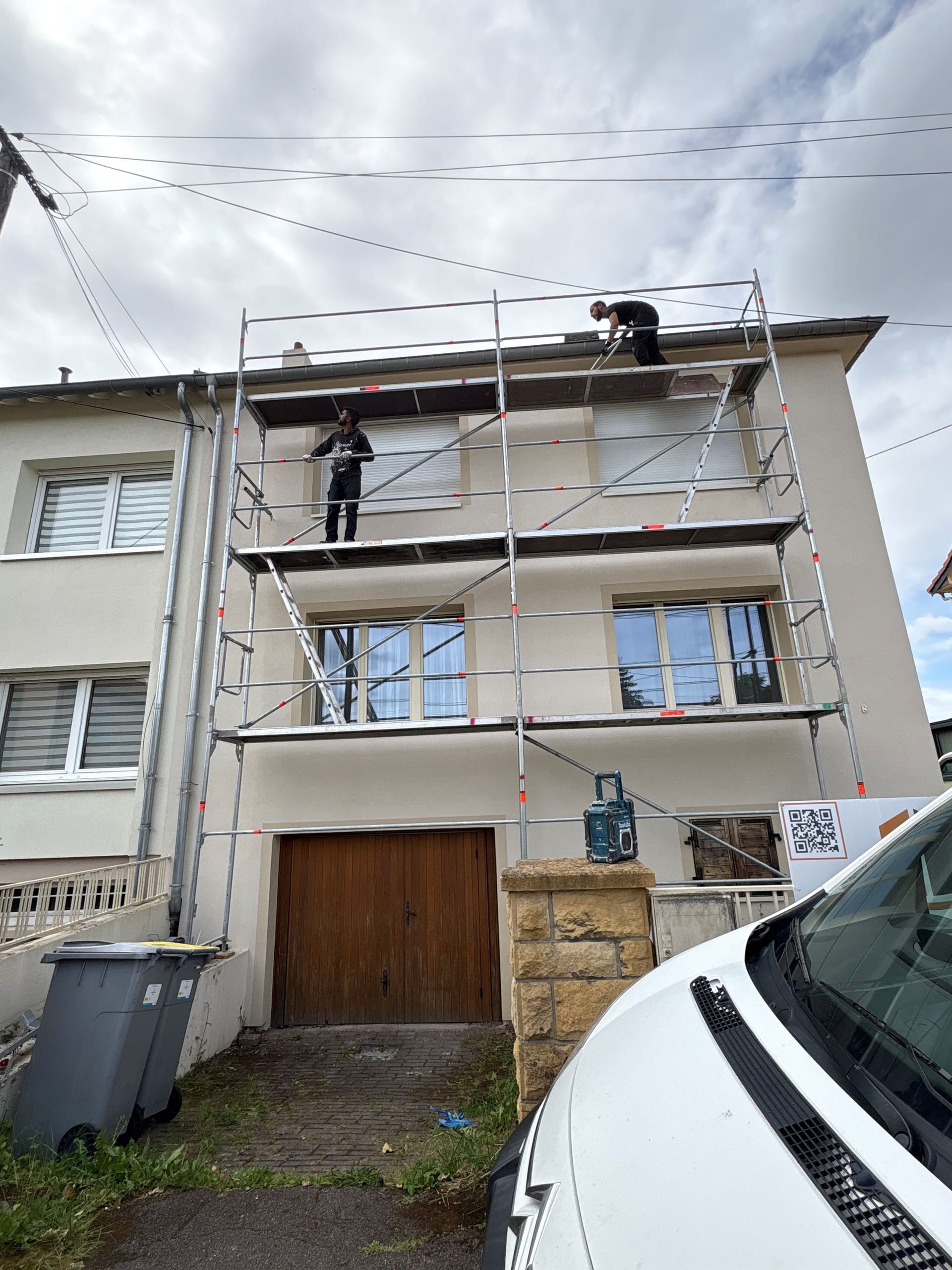 Maison avec un échafaudage devant