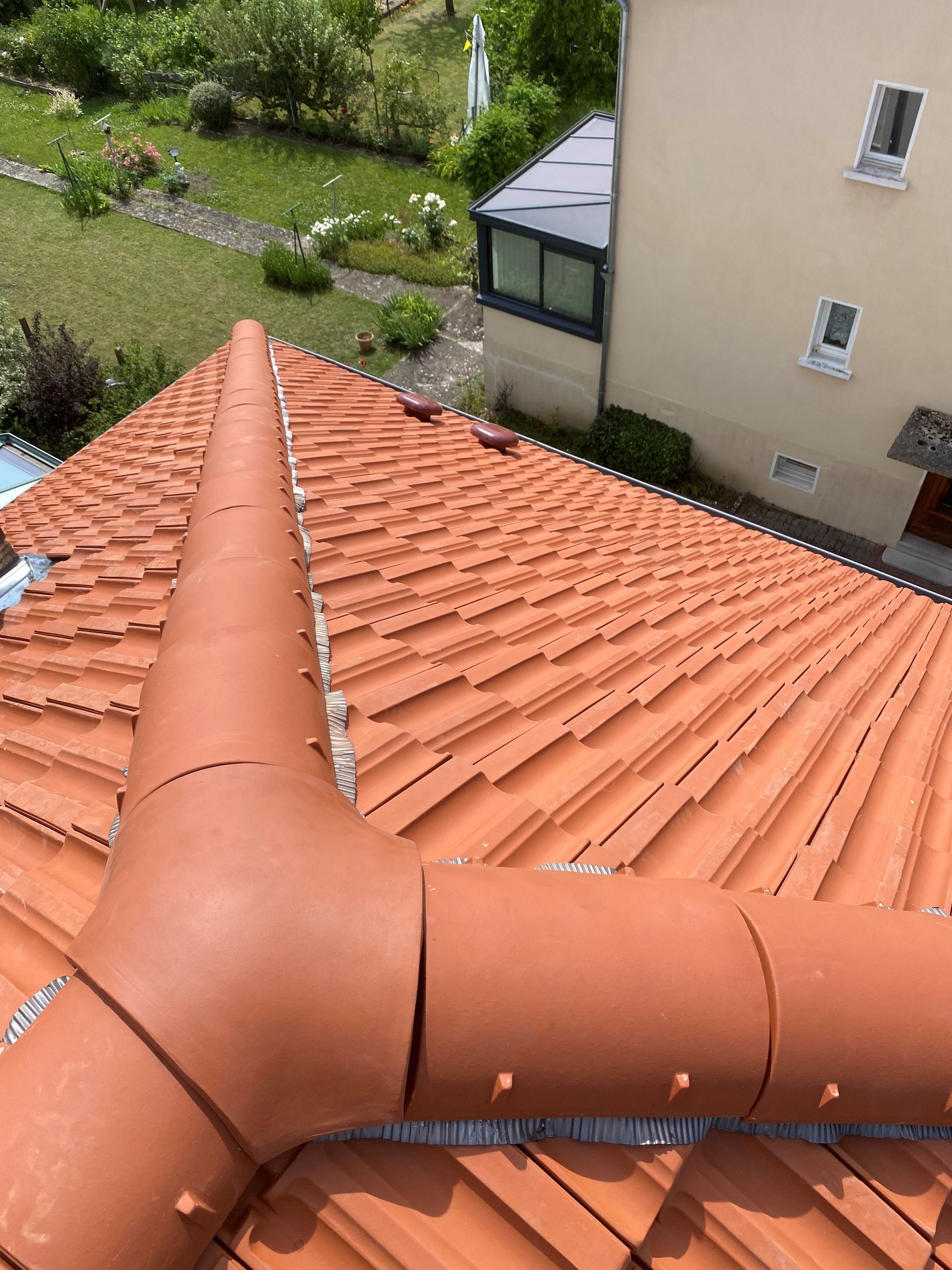 Toiture en pente en tuiles : vue sur le faîtage