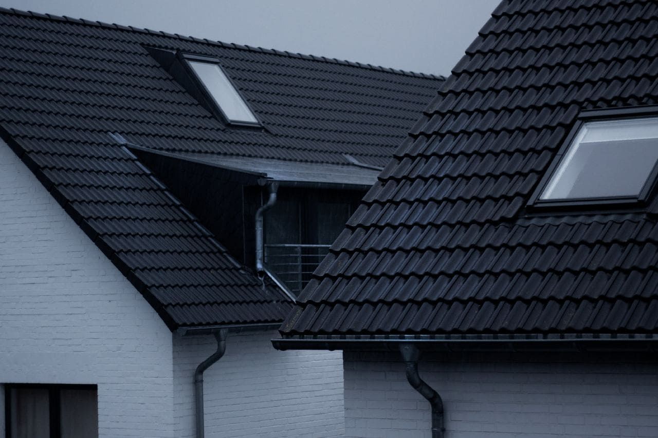 Toiture en tuiles noires.