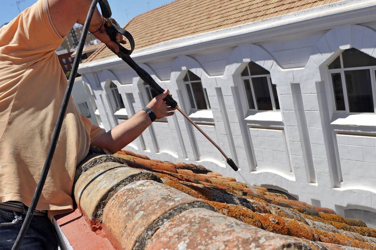 Traitement hydrofuge appliqué sur une toiture sale à cause de mousse