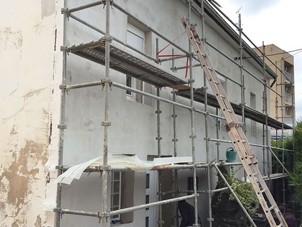 Façade abimée d'une maison qui va subir un ravalement