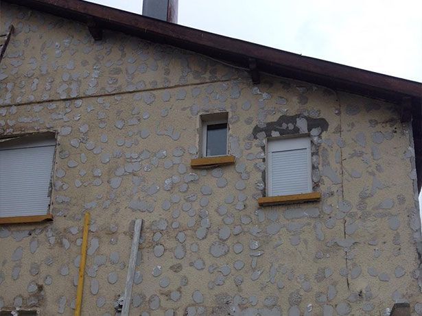 Façade d'une maison avec des petites fenêtres