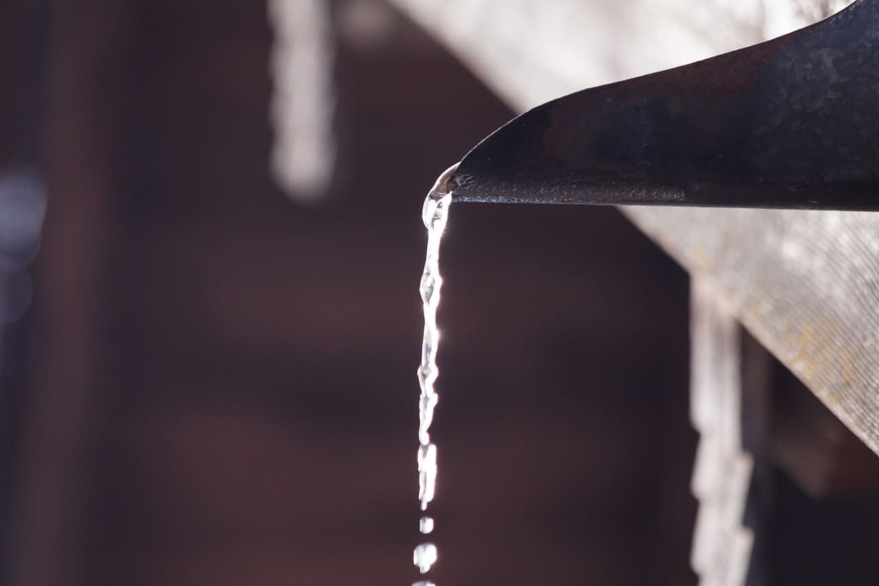 Gros plan d'une gouttière qui coule