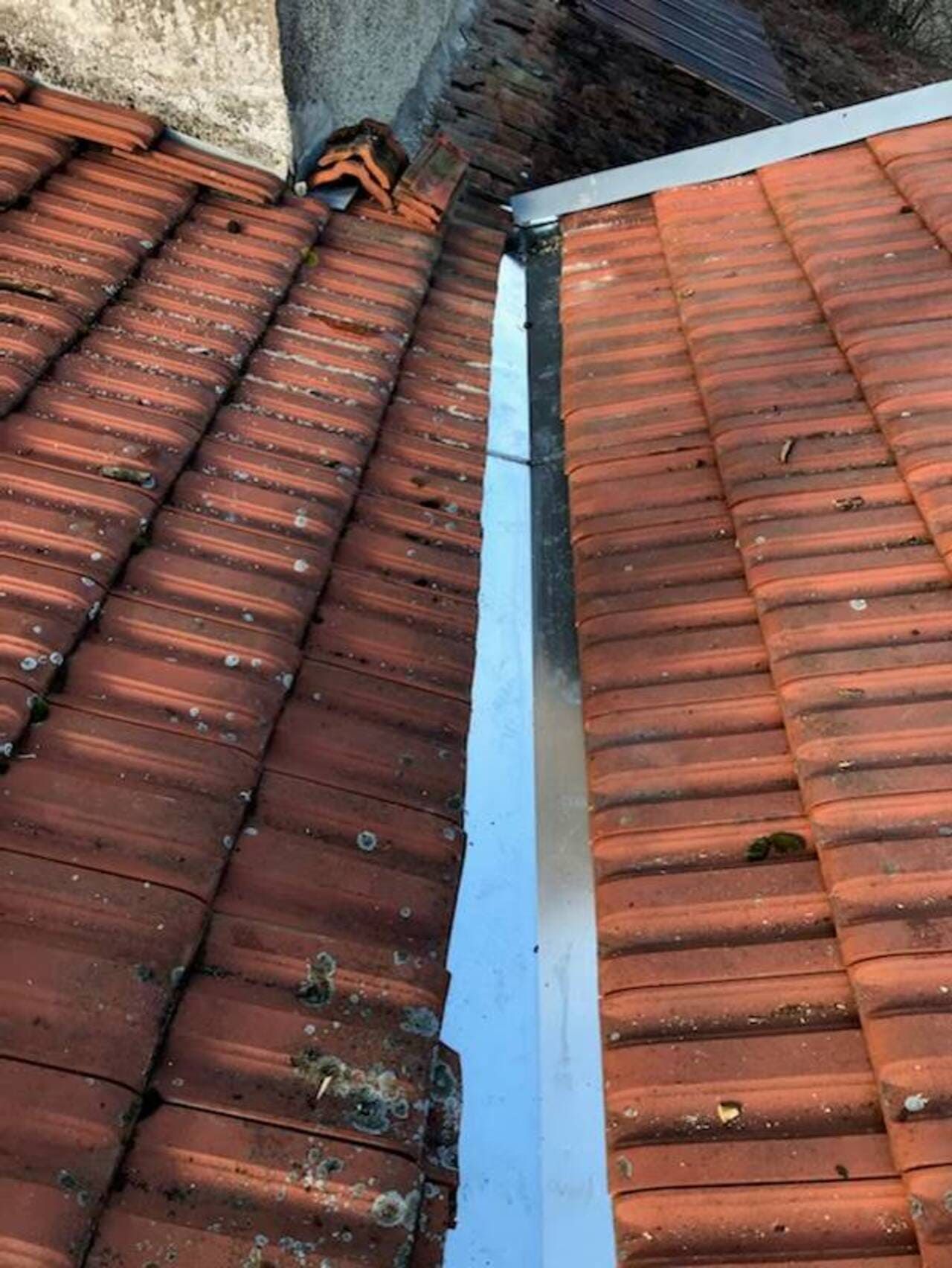 Tranchée en zinc sur un toit en deux parties