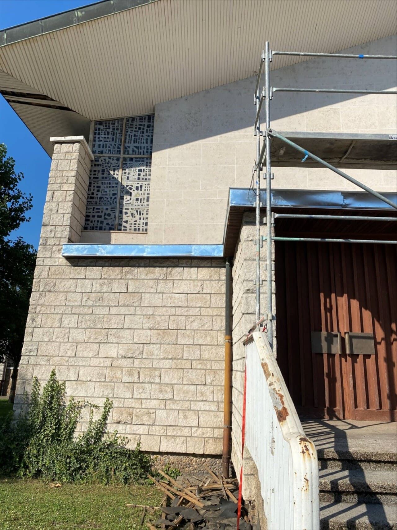 Chéneaux en zinc le long d'un mur d'une église à l'architecture moderne